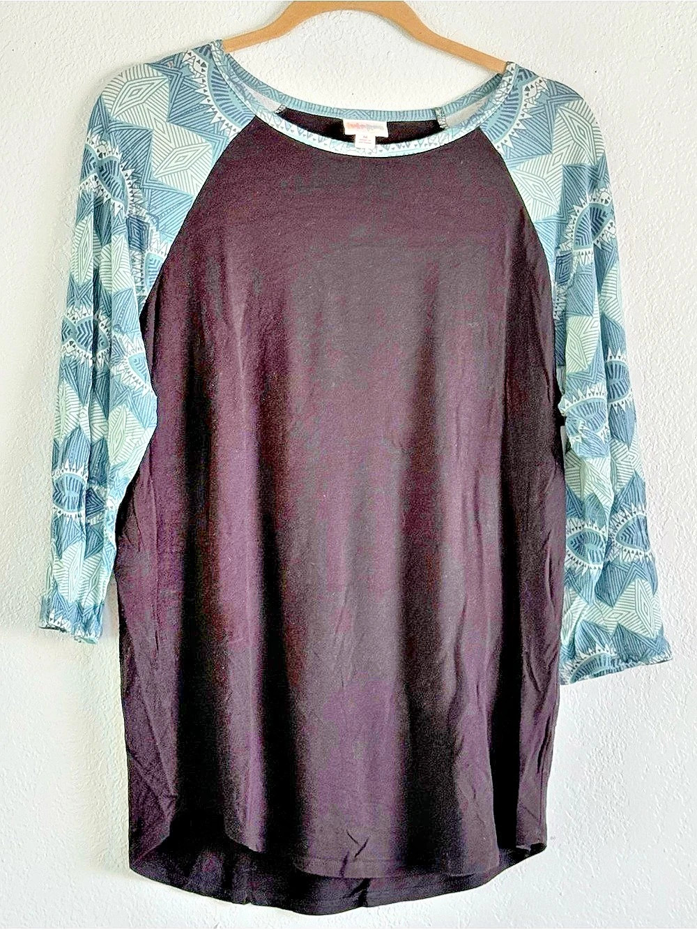 LuLaRoe Randy Tee Geometric Raglan Women’s Top Black Size Medium 3/4 sleeve